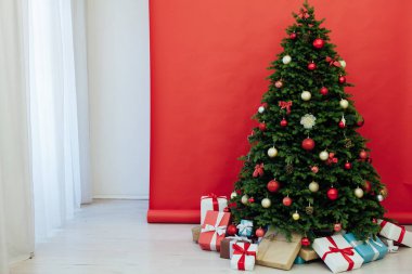 Evin içinde yeşil Noel ağacı süslemeleri ve hediyeleri var.
