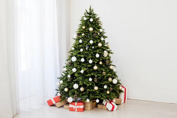 Interior Habitación Blanca Árbol Navidad Verde Con Regalos Rojos Para —  Fotos de Stock