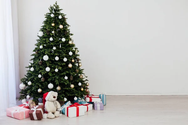 Interior de Natal do quarto branco árvore de Natal verde com presentes vermelhos para o feriado de inverno de decoração de ano novo — Fotografia de Stock