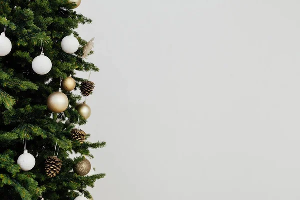 Zöld karácsonyfa piros ajándékokkal az új évre dekoráció téli ünnep — Stock Fotó