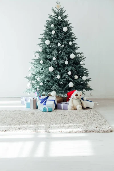 Εσωτερικό Του Λευκού Δωματίου Ένα Μπλε Χριστουγεννιάτικο Δέντρο Δώρα Για — Φωτογραφία Αρχείου