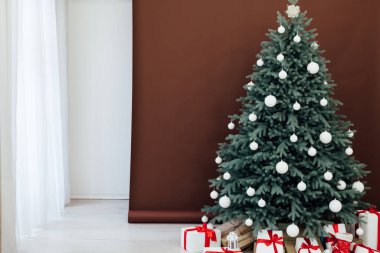 İçi mavi Noel ağacıyla dolu. Yeni yıl için hediyeleri var. Kış için kahverengi arka plan.
