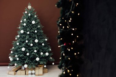 İçi mavi Noel ağacıyla dolu. Yeni yıl için hediyeleri var. Kış için kahverengi arka plan.