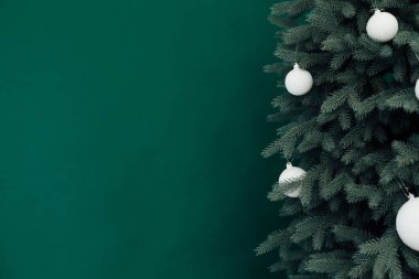 Mavi Noel ağacının içi, yeni yıl için hediyelerle dolu. Kış için yeşil arka plan.