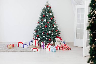 Odada yeni yıl için hediyeli mavi Noel ağacı var.