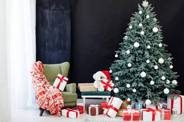 Belső Kék Karácsonyfa Ajándékokkal Újévi Dekoráció Tél Fekete Háttér — Stock Fotó