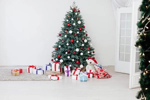 Blauwe Kerstboom Met Cadeautjes Decor Voor Het Nieuwe Jaar Winter — Stockfoto