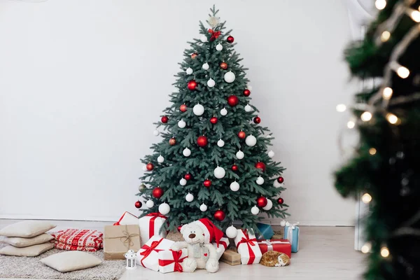 Árvore Natal Azul Com Decoração Presentes Para Inverno Ano Novo — Fotografia de Stock