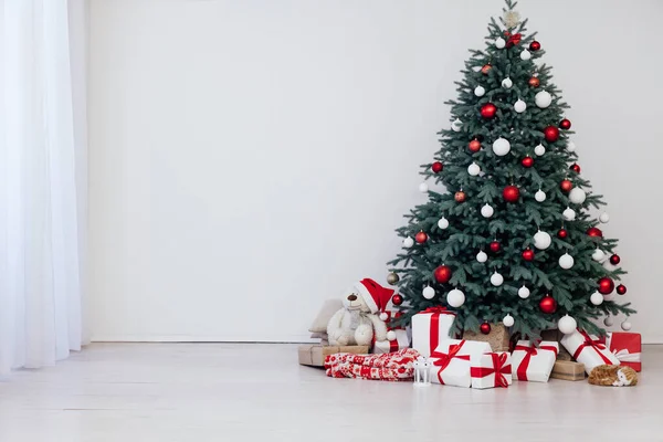 蓝色圣诞树 房间里装饰着新年的礼物 — 图库照片