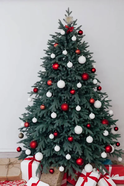 Odada Yeni Yıl Için Hediyeli Mavi Noel Ağacı Var — Stok fotoğraf
