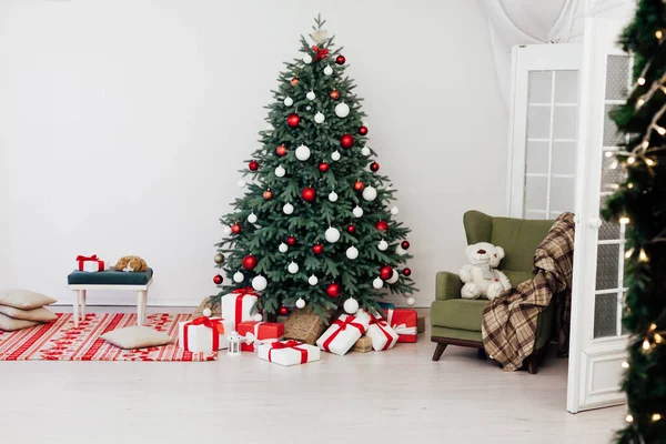 Blauer Weihnachtsbaum Mit Geschenkdekor Für Das Neue Jahr Winter Zimmer — Stockfoto