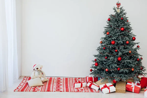 Árvore Natal Com Grinalda Decoração Presentes Vermelhos Para Inverno Ano — Fotografia de Stock