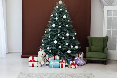 İçi mavi Noel ağacıyla dolu. Yeni yıl için hediyeleri var. Kış için kahverengi arka plan.