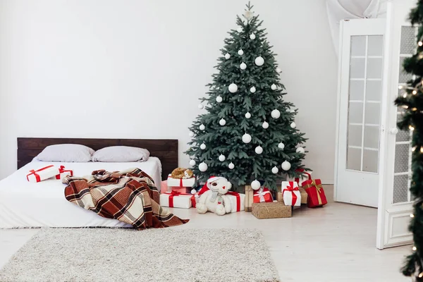 Interno Della Camera Letto Bianca Con Letto Con Albero Natale — Foto Stock