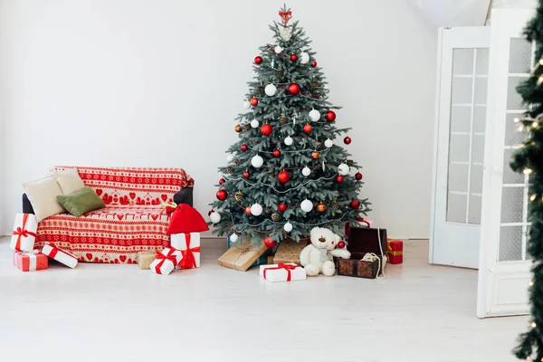 Árvore Natal Com Grinalda Decoração Presentes Vermelhos Para Inverno Ano — Fotografia de Stock