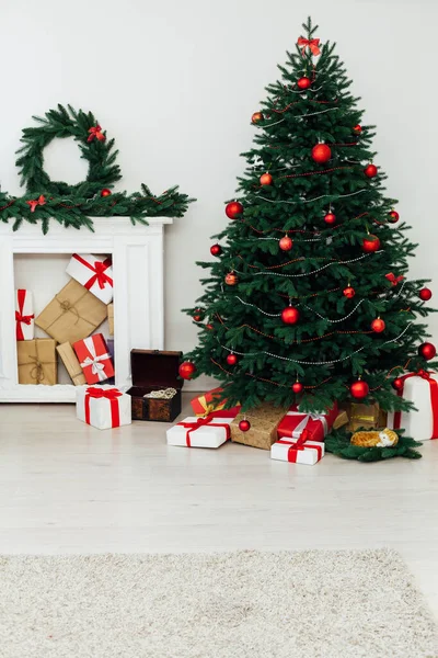 Schöner Weihnachtsbaum Mit Vielen Geschenken Darunter — Stockfoto