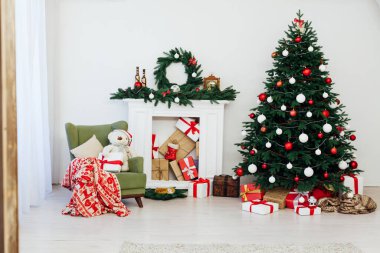 Altında hediyeler olan güzel bir Noel ağacı..