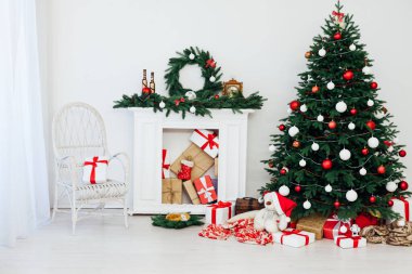 Altında hediyeler olan güzel bir Noel ağacı..