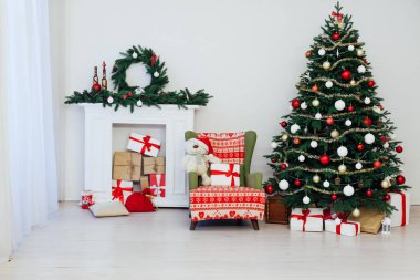 Noel ve Yeni Yıl dekore edilmiş iç mekan. Pencere pervazında yatağı olan bir tatil odası. Yılbaşı gecesi, ağaçtaki ışıklarla hediyeler. Hediyeli sihirli gece
