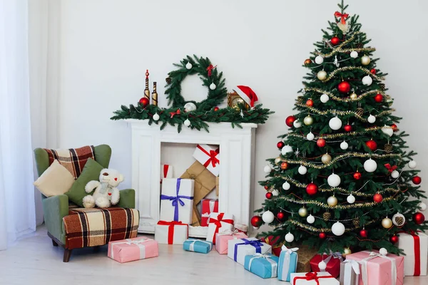 Weihnachten Und Neujahr Dekorierten Innenraum Ferieneingerichtetes Zimmer Mit Bett Auf — Stockfoto