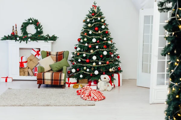 Árvore Natal Brilhantemente Iluminada Com Muitos Presentes Perto Janela — Fotografia de Stock