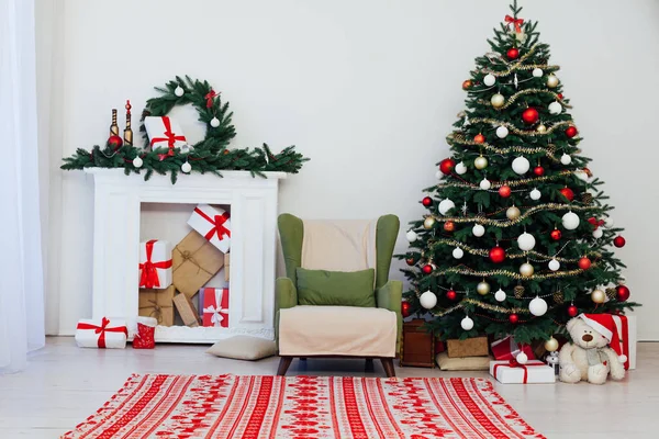 Árvore Natal Brilhantemente Iluminada Com Muitos Presentes Perto Janela — Fotografia de Stock