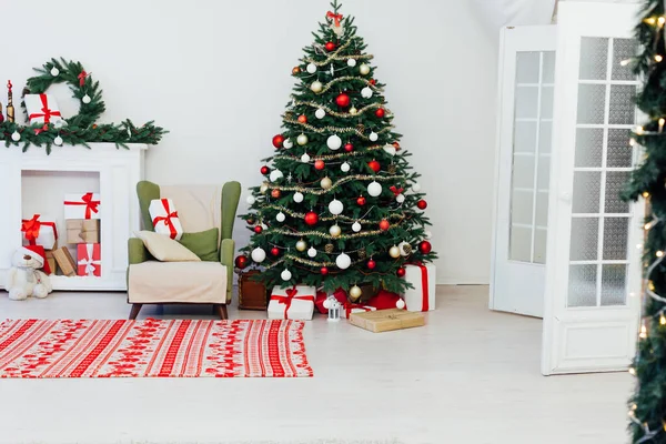 Hell Erleuchteter Weihnachtsbaum Mit Vielen Geschenken Fenster — Stockfoto