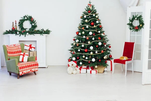 Weihnachten Und Neujahr Dekorierten Innenraum Ferieneingerichtetes Zimmer Mit Bett Auf — Stockfoto