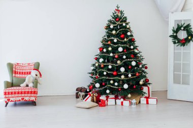 Noel ve Yeni Yıl dekore edilmiş iç mekan. Pencere pervazında yatağı olan bir tatil odası. Yılbaşı gecesi, ağaçtaki ışıklarla hediyeler. Hediyeli sihirli gece