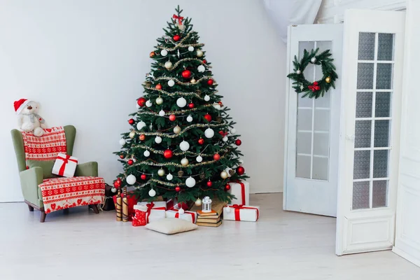 クリスマスと新年の内装の室内 窓の上にベッド付きの休日の装飾された部屋はまだ プレゼント付きのツリー上のライトでお祭りのクリスマスの夜 贈り物と魔法の夜 — ストック写真