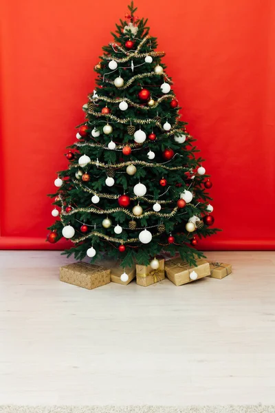 Hermoso Salón Navidad Con Árbol Navidad Decorado Regalos Chimenea —  Fotos de Stock