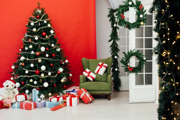 Schönes Weihnachts Wohnzimmer Mit Geschmücktem Weihnachtsbaum Geschenken Und Kamin — Stockfoto