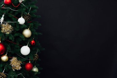 Şenlik odası, şık bir koltuk ve güzel bir Noel ağacı.