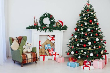 Noel ve Yeni Yıl dekore edilmiş iç mekan. Pencere pervazında yatağı olan bir tatil odası. Şenlikli Xmas