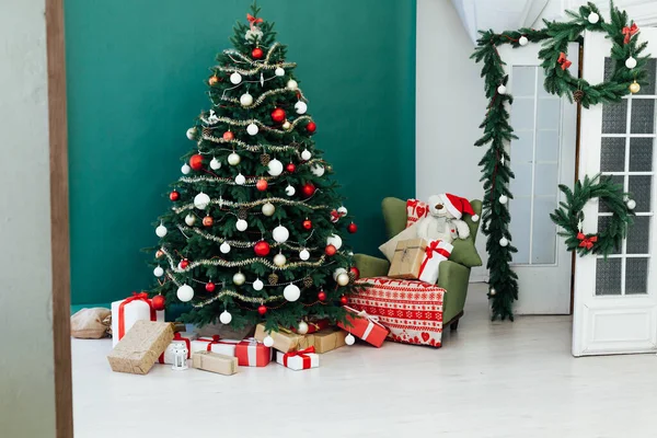 Rustikale Türöffnung in einen weihnachtlich dekorierten Raum — Stockfoto