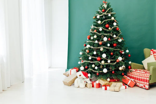 Noel için dekore edilmiş bir odaya kırsal kapı açılıyor.