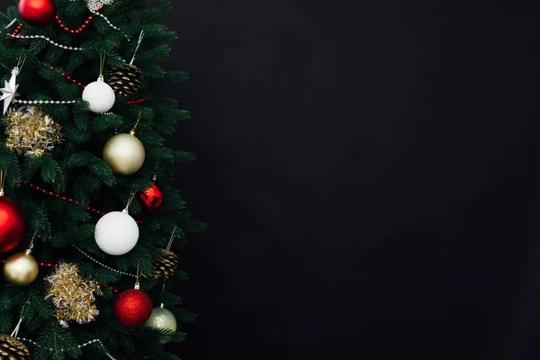 Intérieur de la chambre festive avec fauteuil élégant et beau sapin de Noël — Photo