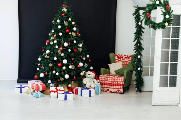 Feestelijke kamer interieur met stijlvolle fauteuil en mooie kerstboom — Stockfoto