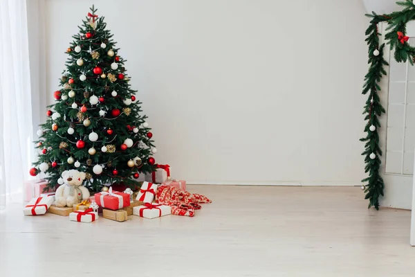 装饰过的房间里有美丽的圣诞树和礼物 — 图库照片