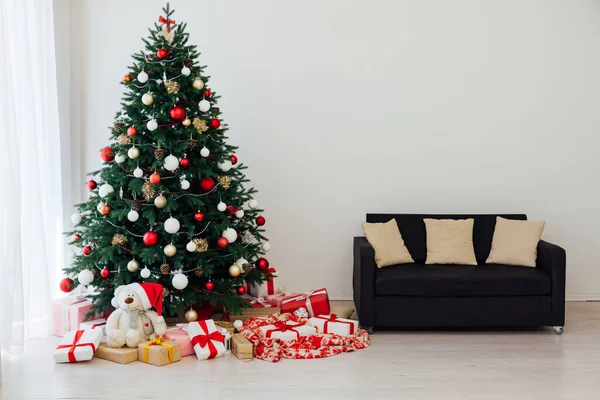 Quarto decorado com bela árvore de Natal e presentes — Fotografia de Stock