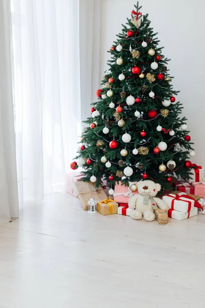 아름다운 크리스마스 트리와 선물들이 있는 장식 된 방 — 스톡 사진