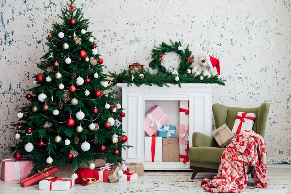 Quarto decorado com bela árvore de Natal e presentes — Fotografia de Stock