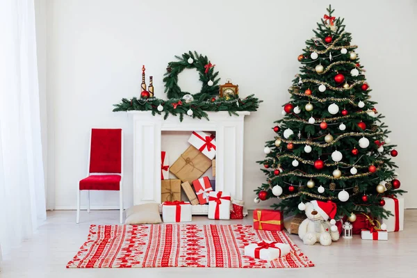 Natale e Capodanno decorato sala interna. Camera decorata per le vacanze con letto sul davanzale della finestra. Natale festivo — Foto Stock
