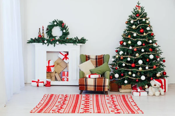 Árbol de Navidad brillante con muchos regalos cerca de la ventana —  Fotos de Stock