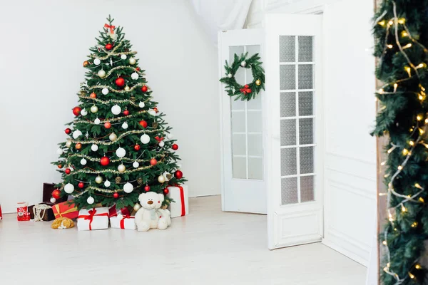 Weihnachten und Neujahr dekorierten Innenraum. Ferieneingerichtetes Zimmer mit Bett auf der Fensterbank. Festlich — Stockfoto