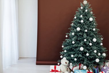 Yeni yıl için Noel ağacı çam dekoru Kahverengi arka plan kartpostalı iç mimarisi
