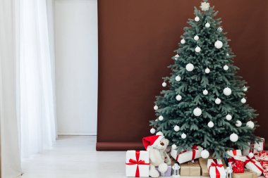 Yeni yıl için Noel ağacı çam dekoru Kahverengi arka plan kartpostalı iç mimarisi