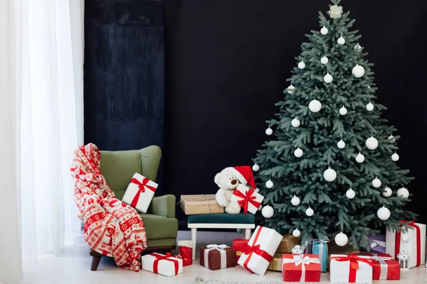 Kerstboom Decor Dennen Voor Het Nieuwe Jaar Met Geschenken Zwarte — Stockfoto