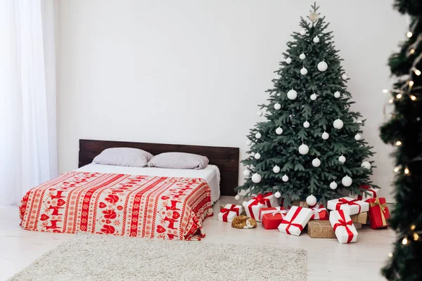 在卧室里挂着一棵蓝色的圣诞树 上面装饰着松木床 过年时用明信片装饰着冬天 — 图库照片
