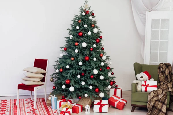 Karácsonyfa Fehér Szobában Dekoráció Évre Ajándékkártyával — Stock Fotó